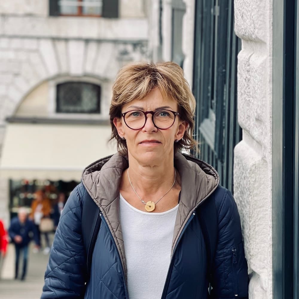 Dina Jankauskienė. Raidžių kalimas, antkapių projektavimas, vizualizacijos, antkapių gamyba, antkapių montavimas, antkapių priežiūra.